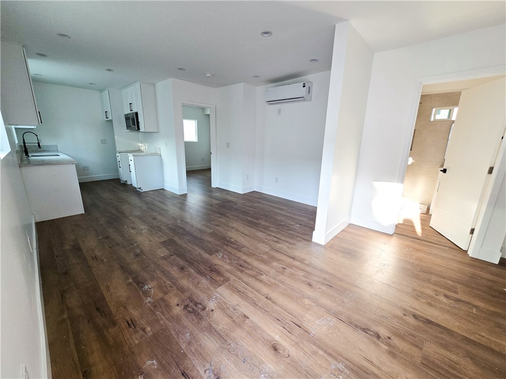 Brand new 3-beds in Prime West Adams Location!
This beautifully updated unit features modern finishes throughout, including a stylish kitchen, updated bathroom, and in-unit laundry for ultimate convenience. Enjoy 1 assigned parking space and a quiet, well-maintained building. Located in the vibrant West Adams neighborhood, close to Culver City, DTLA, and major freeways. A rare opportunity to live in a trendy, central location with all the modern comforts!