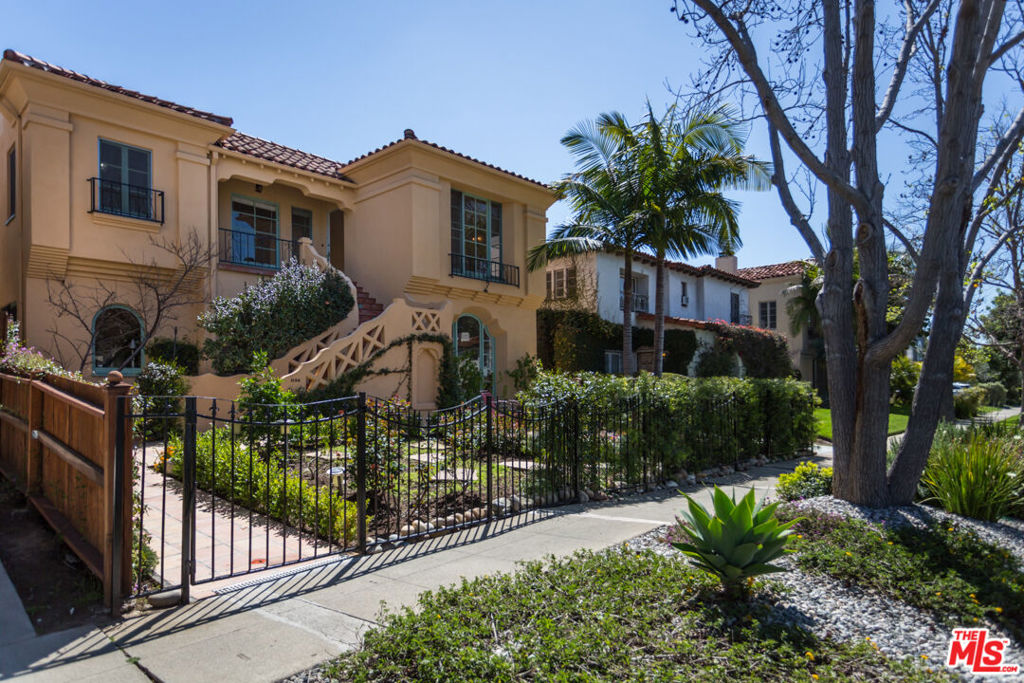 1122 S Hayworth Avenue