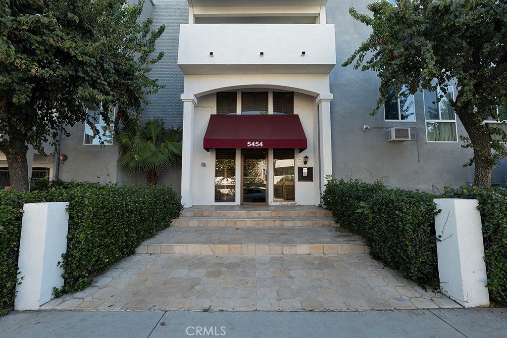 Photo of 5454 Zelzah Avenue #204, Encino, CA 91316 (MLS # SR26211287)