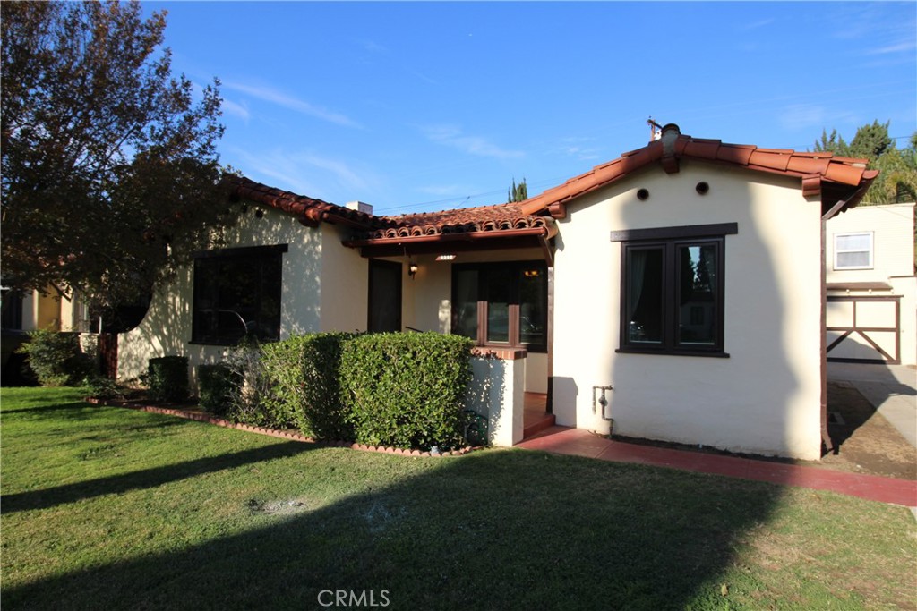 This beautiful home, built in the 1930's is located in the Wood streets. It features 3 bedrooms, 2 bathrooms, and a large bonus room over the garage.