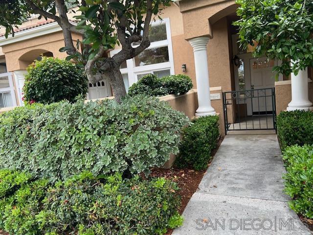 $4,200 / 2br - 1435sqft - * Townhome Tri level 2BD/2.5Ba, 2 car attached garage, 92122 UCSD/UTC* (UTC/UCSD) Tri Level Townhome located in the coveted Renaissance of 92122 - 2 bedrooms, 2.5 bathrooms, 2 car attached garage, plenty of guest parking - spacious private enclosed patio with lush trees/plants - hardwood floors, washer/dryer, dishwasher, refrigerator, gas stovetop - private balcony off kitchen/dining nook - community pool/jacuzzi - close to transits, UCSD, walking distance to UTC and restaurants/cafes - NO pets