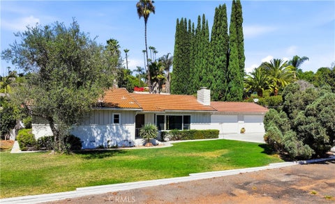 Photo of 1613 Encino DR, Escondido, CA 92025 (MLS # SW26166555)
