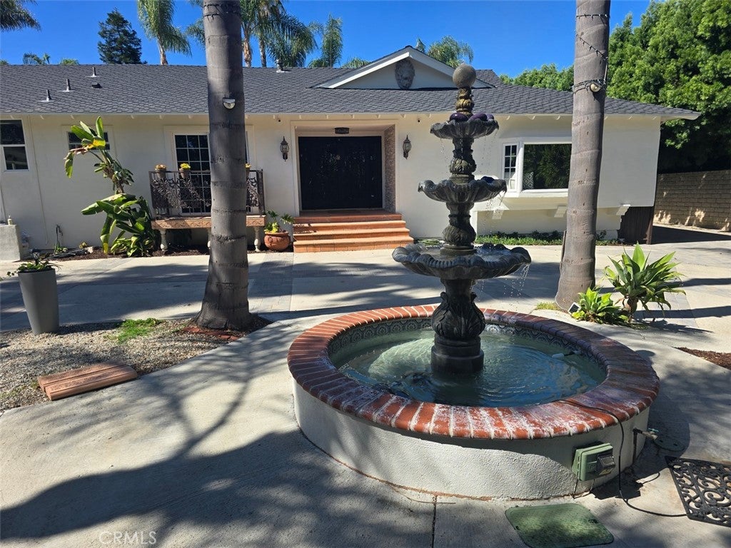 3 SADDLEBOW Lane