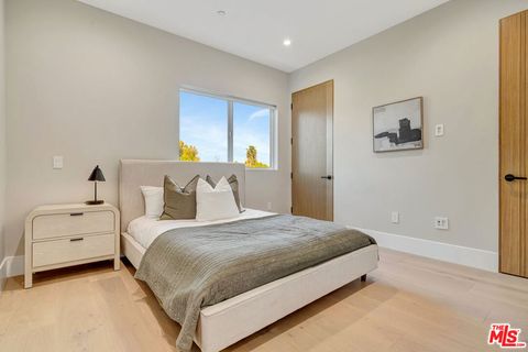 Tiny photo for 5935 Yarmouth Avenue, Encino, CA 91316 (MLS # 25621083)