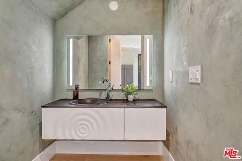 Tiny photo for 5935 Yarmouth Avenue, Encino, CA 91316 (MLS # 25621083)