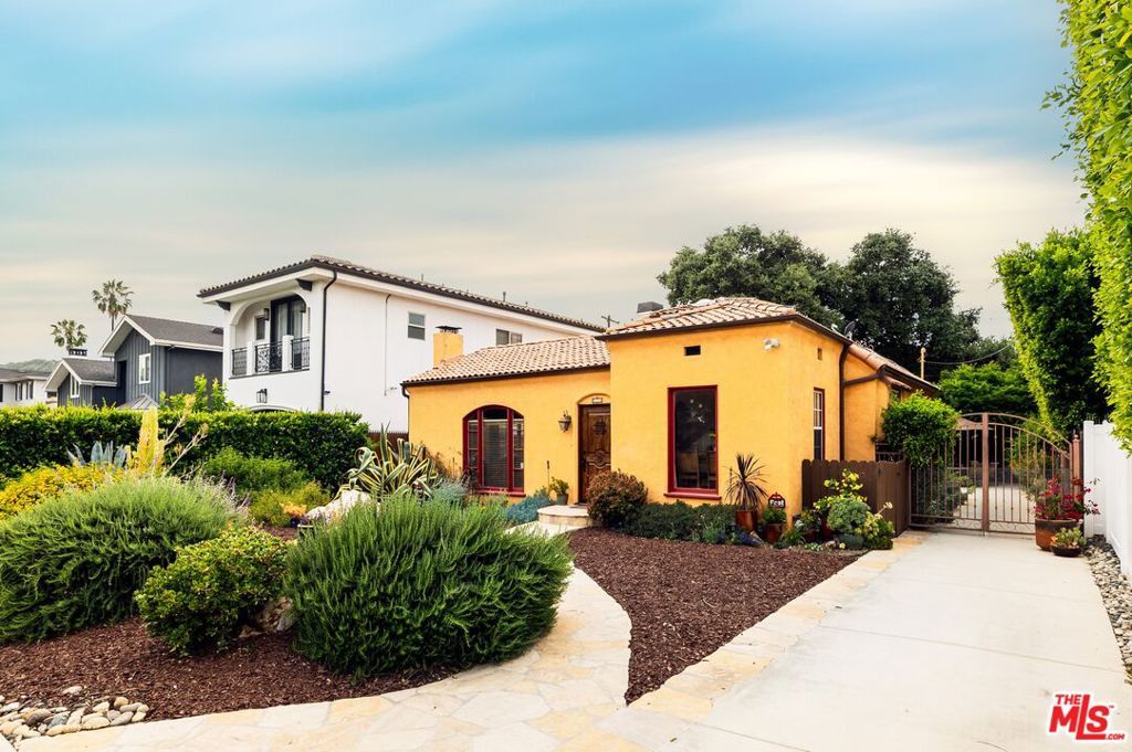 Photo of 4333 Vantage Avenue, Studio City, CA 91604 (MLS # 26731233)