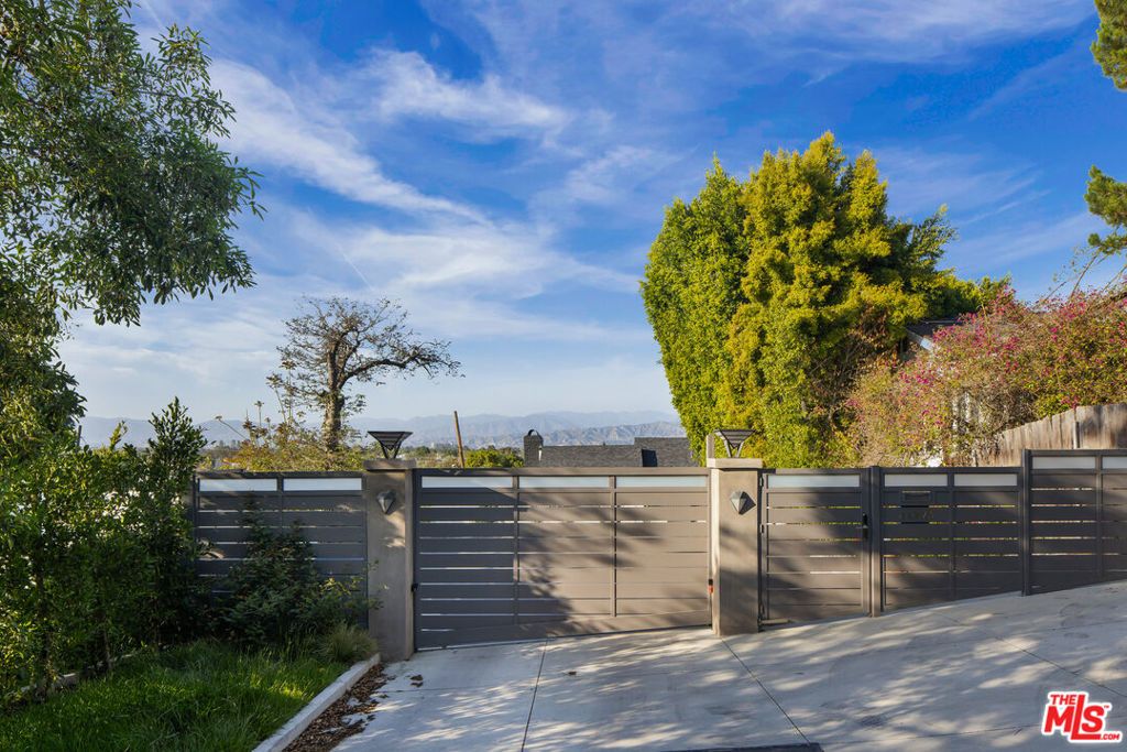 Photo of 11775 Laurelwood Drive, Studio City, CA 91604 (MLS # 25621771)