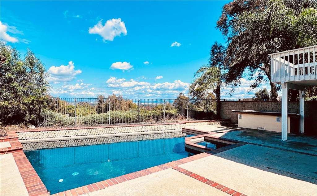 15657 Ladera Vista Drive