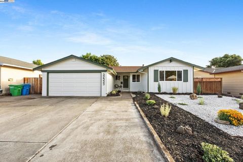 Photo of 32333 Crest Lane Ln, Union City, CA 94587 (MLS # 41114005)
