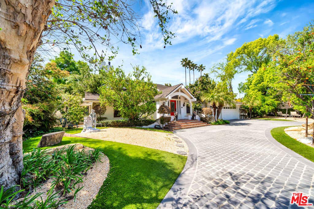 Photo of 5441 Calvin Avenue, Tarzana, CA 91356 (MLS # 26856651)