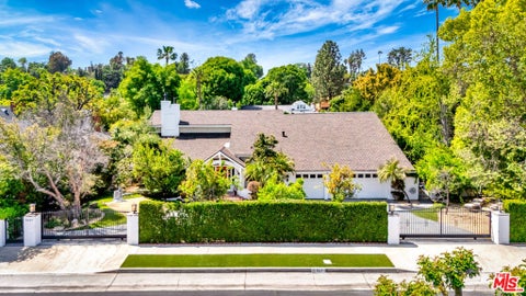 Photo of 5441 Calvin Avenue, Tarzana, CA 91356 (MLS # 26856651)