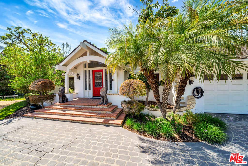 Photo of 5441 Calvin Avenue, Tarzana, CA 91356 (MLS # 26856651)