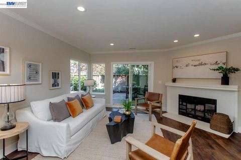 31 Oak Park Dr Alameda CA 94502