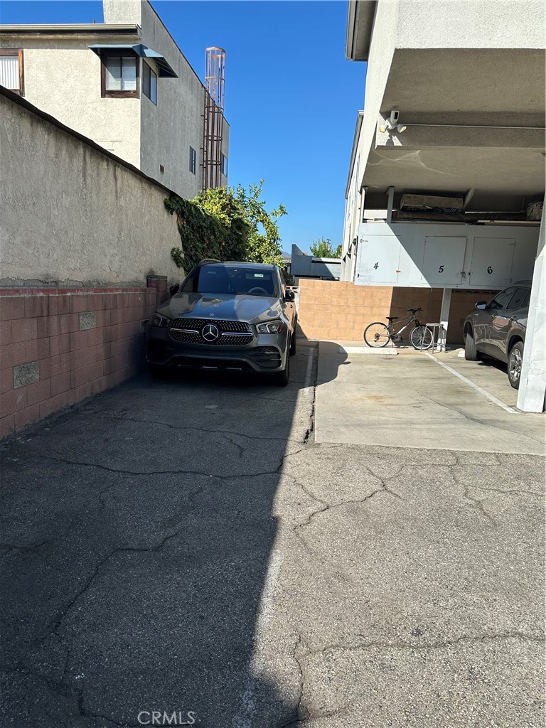 810 E Lomita
