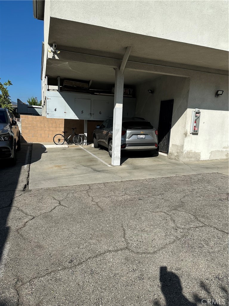 810 E Lomita