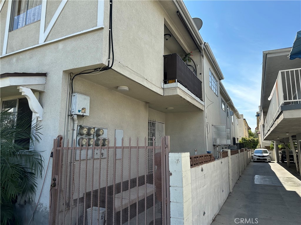 810 E Lomita