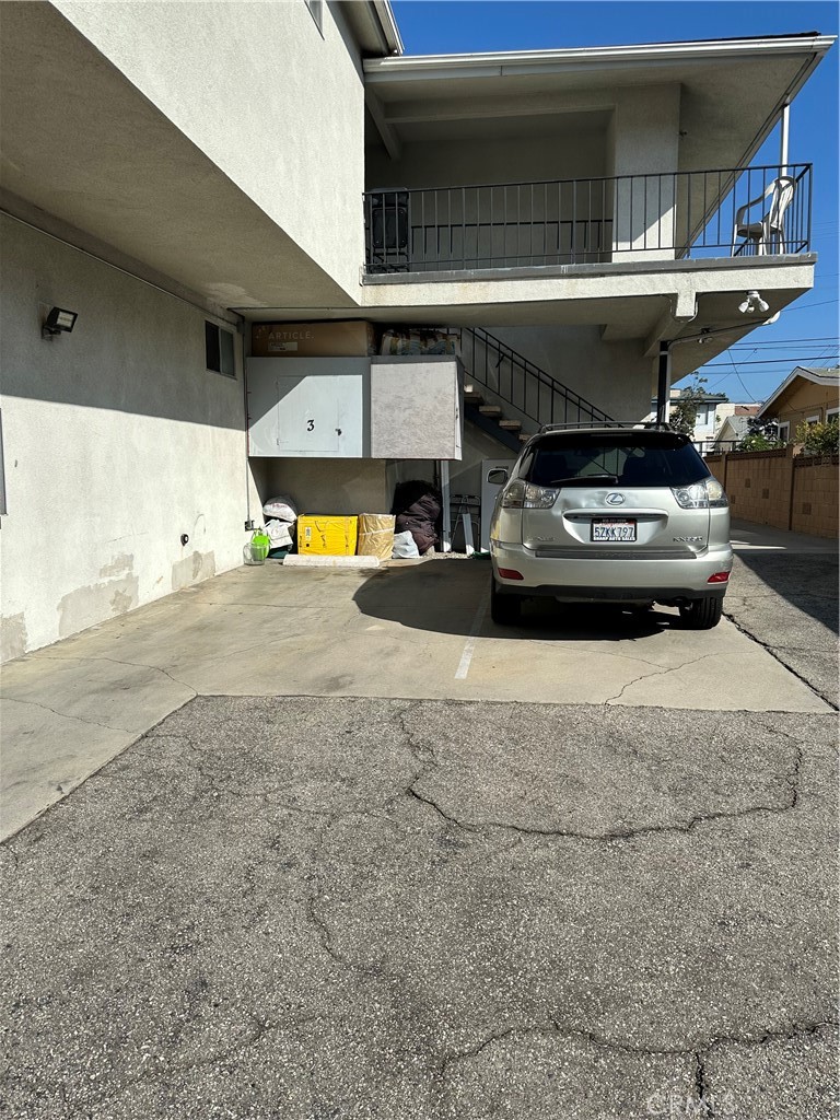 810 E Lomita
