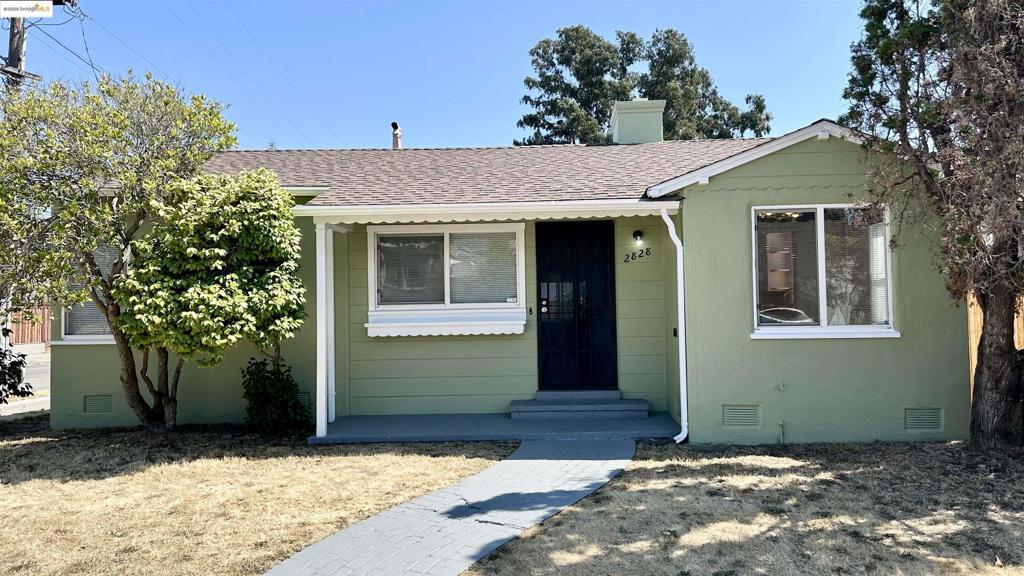 Restored 2BD/1BA single-family home in Maxwell Park. Vintage charm with original tile, hardwood floors, formal dining room, French doors to enclosed patio, and wood-burning fireplace. Includes laundry room, garage, carport, and yard with lemon tree. Convenient to Laurel District, I-580/880/13. Washer/dryer in unit. Tenant pays utilities; owner covers gardening.
