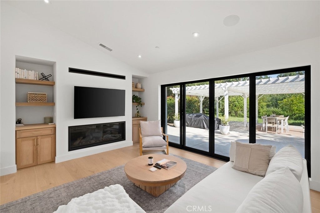 1090 Jordan Lane