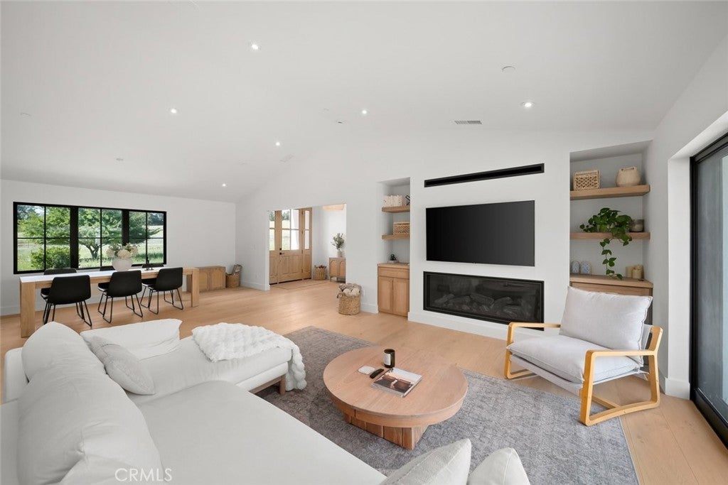 1090 Jordan Lane