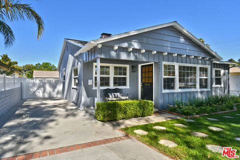 Photo of 22025 De La Osa Street, Woodland Hills, CA 91364 (MLS # 25599343)