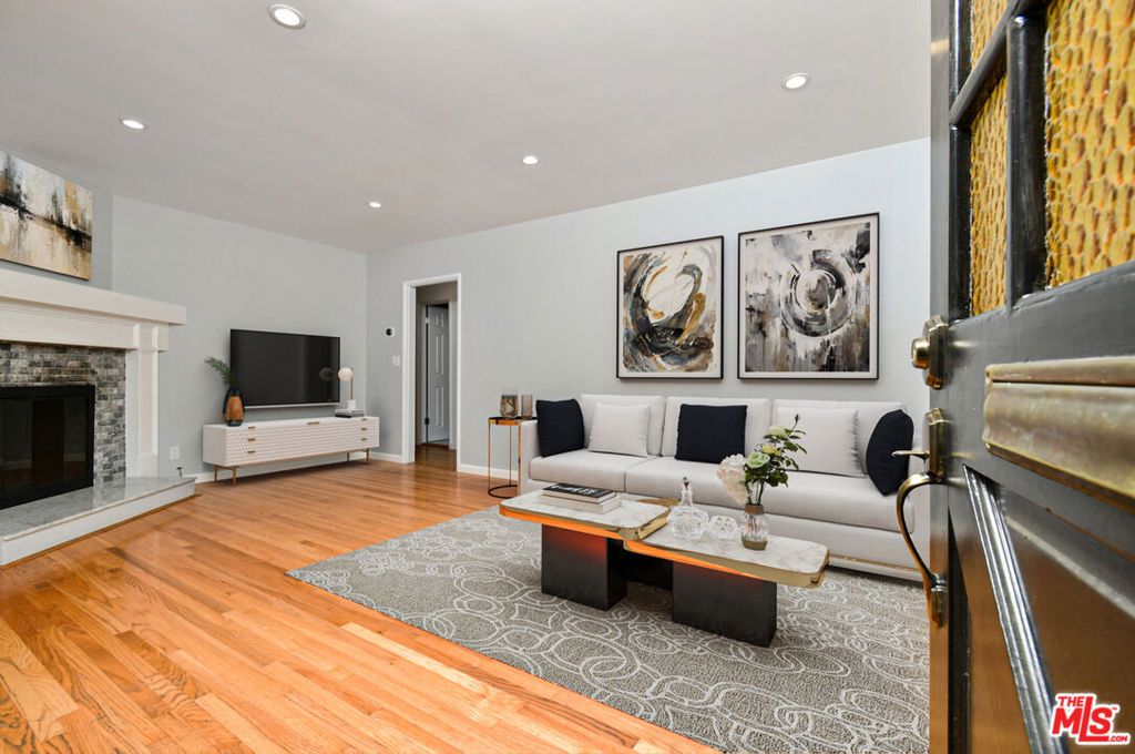 Photo of 22025 De La Osa Street, Woodland Hills, CA 91364 (MLS # 25599343)