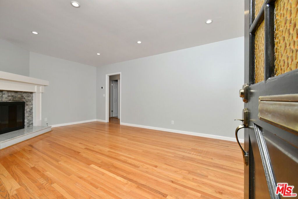 Photo of 22025 De La Osa Street, Woodland Hills, CA 91364 (MLS # 25599343)
