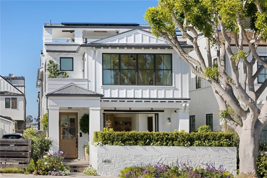 1416 E Balboa Boulevard