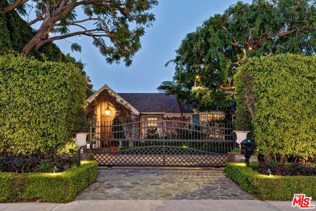Photo of 602 N Foothill Road, Beverly Hills, CA 90210 (MLS # 26657935)