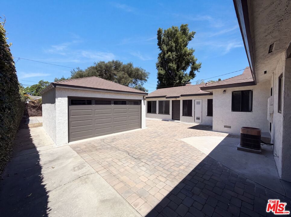 4421 Stanbridge Avenue