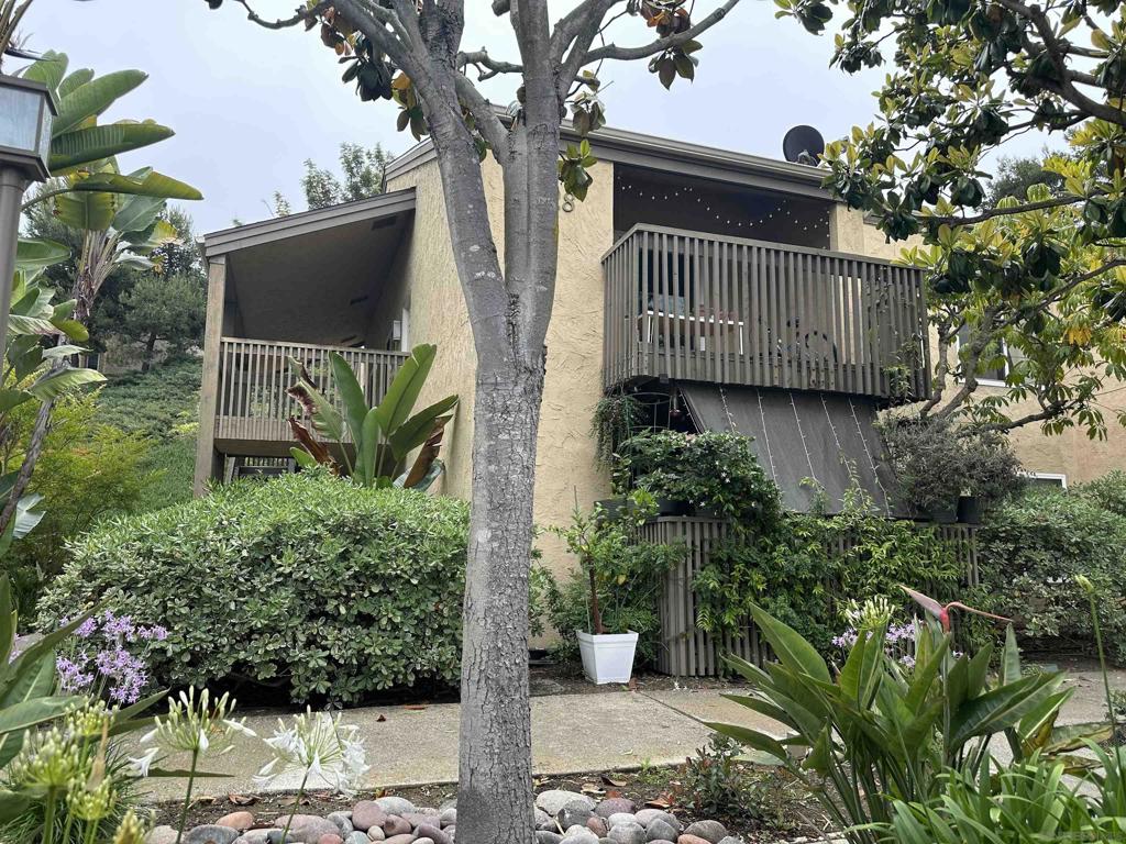Nice junior-one bedroom available 7/6/2025. This condo is appointed with custom paint, modern sliding doors, upgraded cabinets, stainless steel kitchen appliances, dual-pane windows, 2 mirrored closets and more. Easy to access from parking lot and nice natural light. Just minutes to UCSD, shopping, I-5, La Jolla Shores beach. Villa La Jolla offers 2 pools, 2 spas and fitness center.