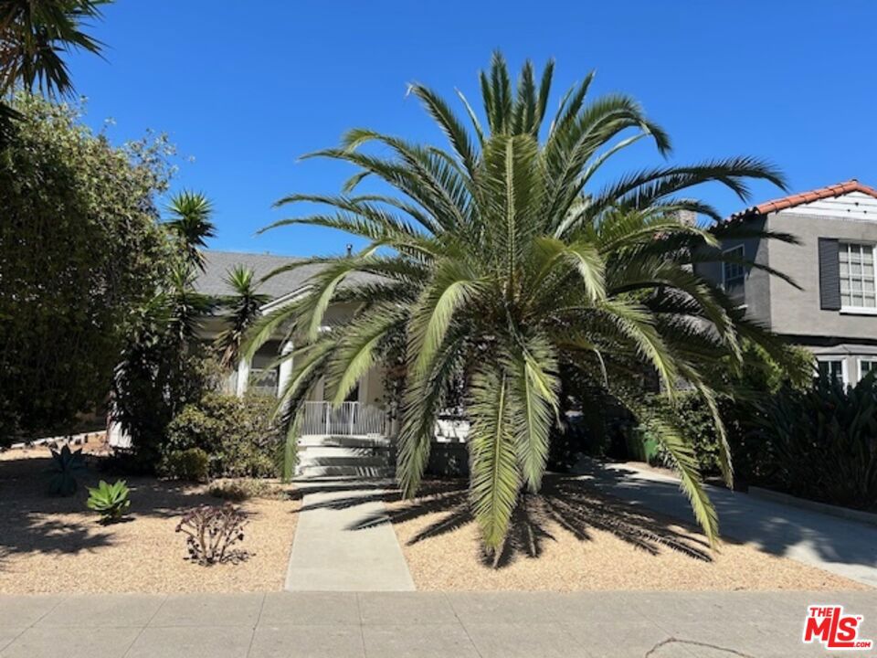 Welcome to 4068 Madison Ave., located in the beautiful Culver City community. This private one bedroom unit is comes with an assigned parking / garage space (usable space). With the apartment located on the second floor, this unit has plenty of sunlight. Call today to schedule a showing, this unit won't last long. No pets, no smoking. Laundry on site, located just behind the unit.
