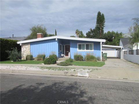 Photo of 13235 Cumpston St, Sherman Oaks, CA 91401 (MLS # SR26038500)
