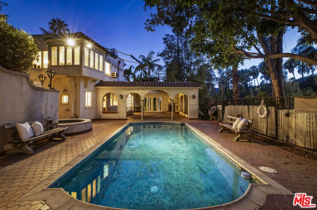 2586 Aberdeen Avenue, Los Angeles CA 90027