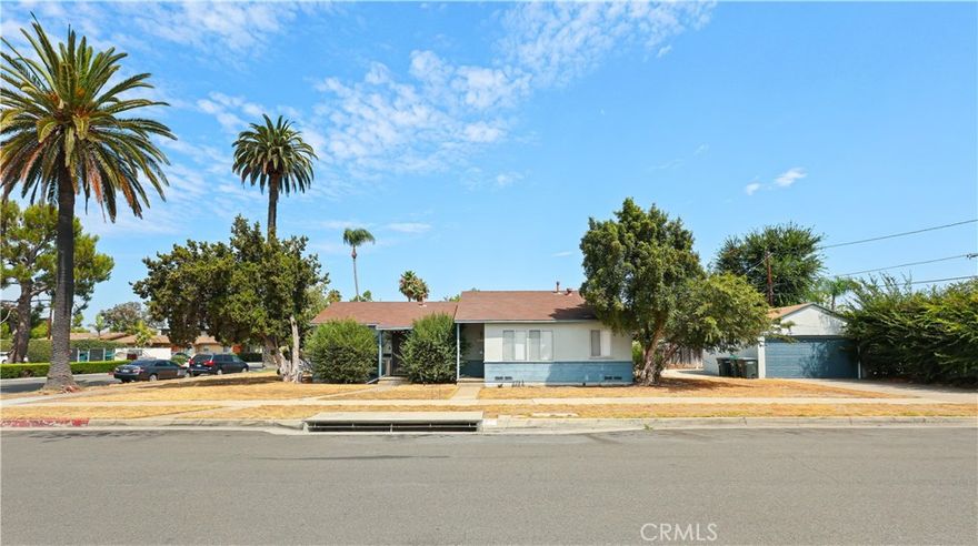 One-bedroom, one-bath unit available at 681 N Glassell Street in Orange. This residence offers a practical layout with ample natural light and comfortable living space. Ideally located just minutes from Chapman University, Old Towne Orange, shopping, dining, and freeway access, it provides both convenience and accessibility. The lease is offered on a month-to-month basis, giving renters flexibility.