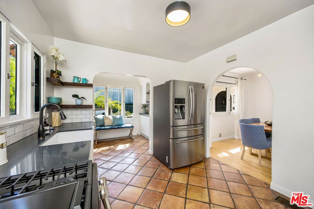 listing image 130720643166048513925