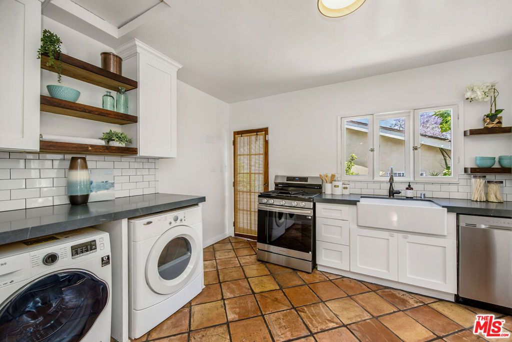 listing image 130721700440374699834