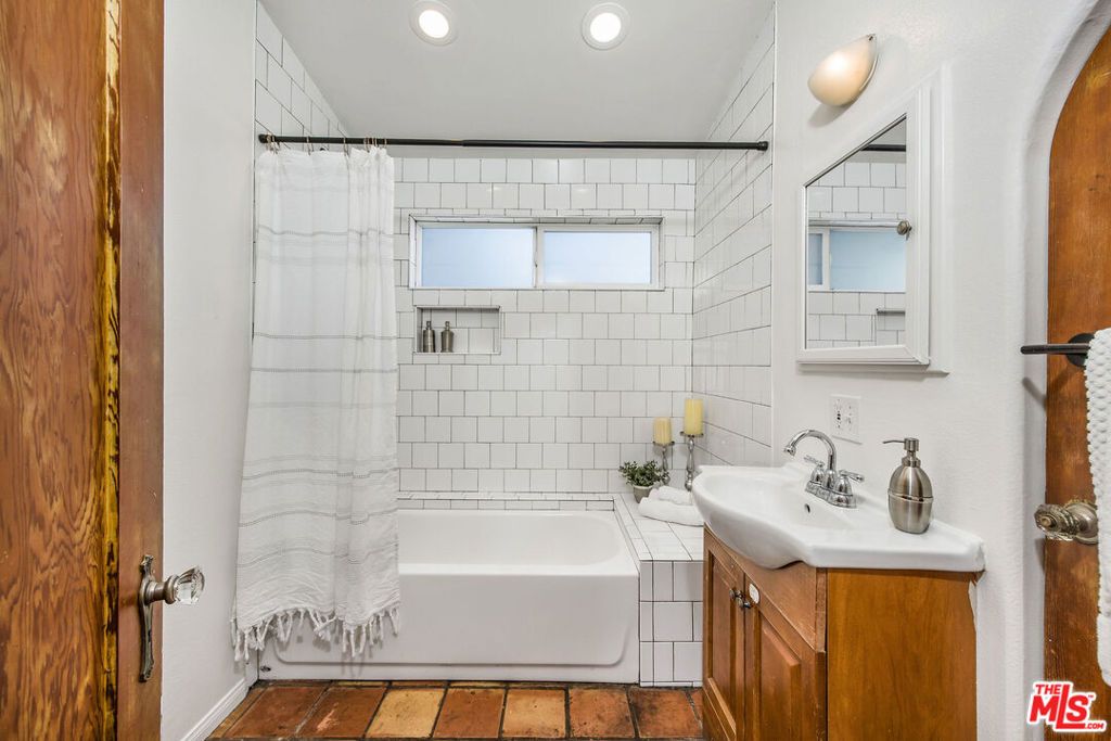 listing image 130722694877588026669