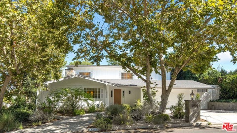 Photo of 5220 Melvin Avenue, Los Angeles, CA 91356 (MLS # 26868111)
