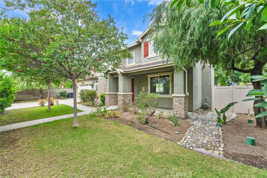 903 W Gladstone