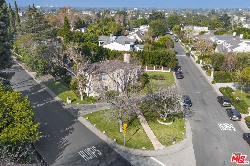 Photo of 3920 Longridge Avenue, Sherman Oaks, CA 91423 (MLS # 26657013)