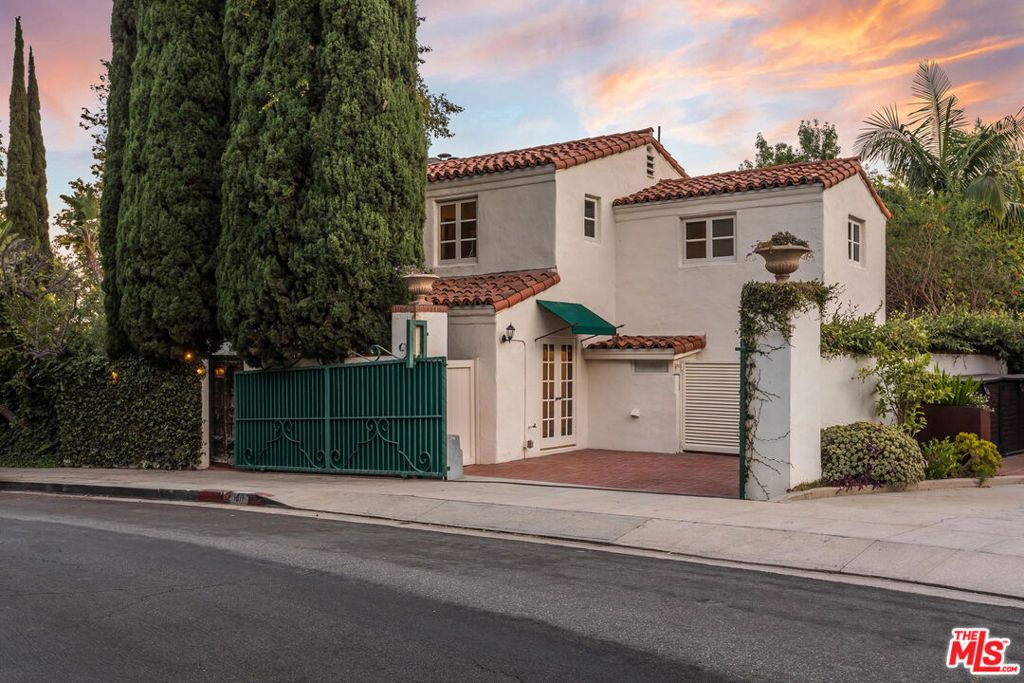 Photo of 1811 Courtney Avenue, Los Angeles, CA 90046 (MLS # 26740601)