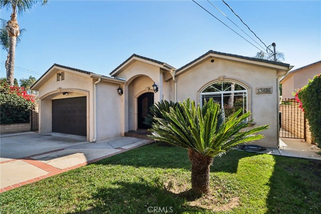 Photo of 13816 Bessemer Street, Van Nuys, CA 91401 (MLS # SR26062736)