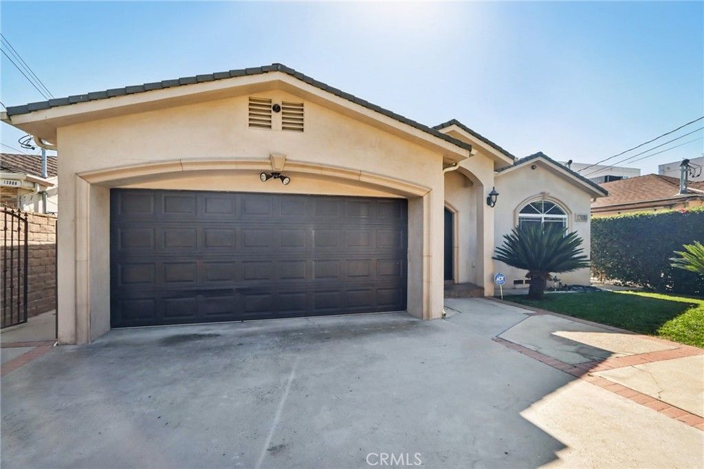 Photo of 13816 Bessemer Street, Van Nuys, CA 91401 (MLS # SR26062736)