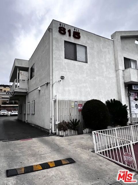 Photo of 815 S Ardmore Avenue #201, Los Angeles, CA 90005 (MLS # 26857827)