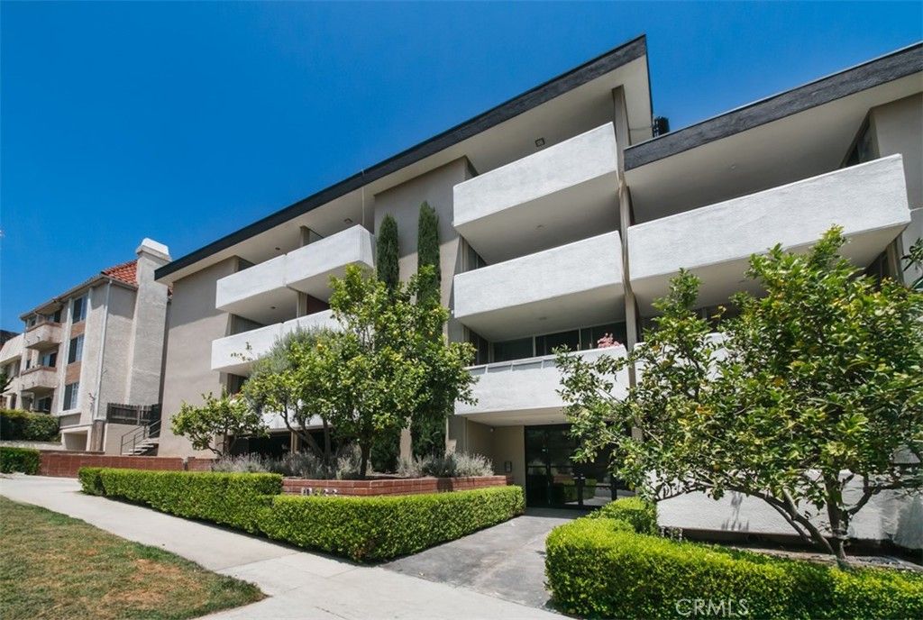 Photo of 10633 Kinnard Avenue #1, Los Angeles, CA 90024 (MLS # SR25148520)