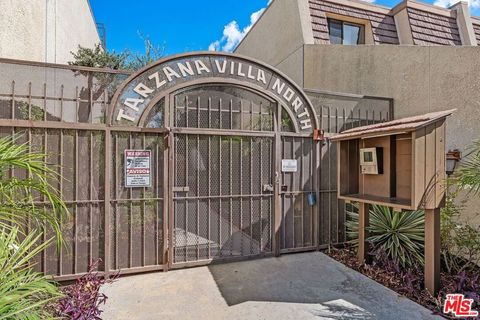 Photo of 18415 Collins Street #F, Tarzana, CA 91356 (MLS # 26751395)