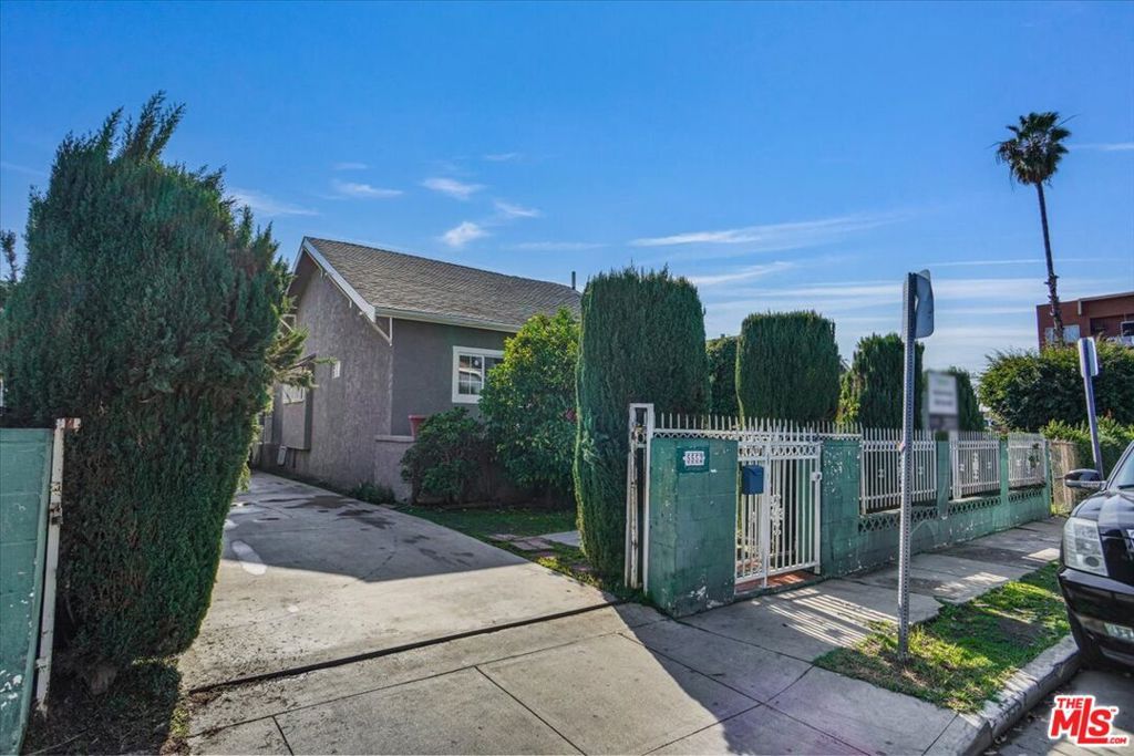 Photo of 5552 Barton Avenue, Los Angeles, CA 90038 (MLS # 25544601)