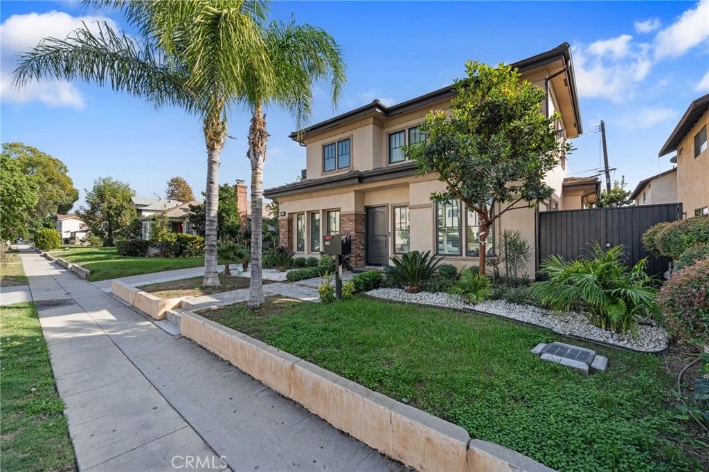 Photo of 1308 E Broadway, Glendale, CA 91205 (MLS # CV25254505)