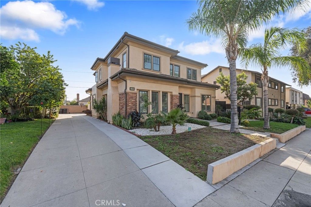 Photo of 1308 E Broadway, Glendale, CA 91205 (MLS # CV25254505)